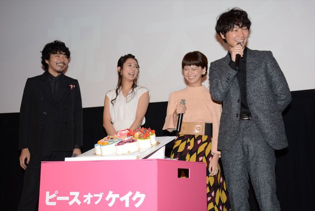 綾野剛はイチゴタルトが好き！映画『ピース　オブ　ケイク』初日舞台あいさつフォトギャラリー（9枚目）