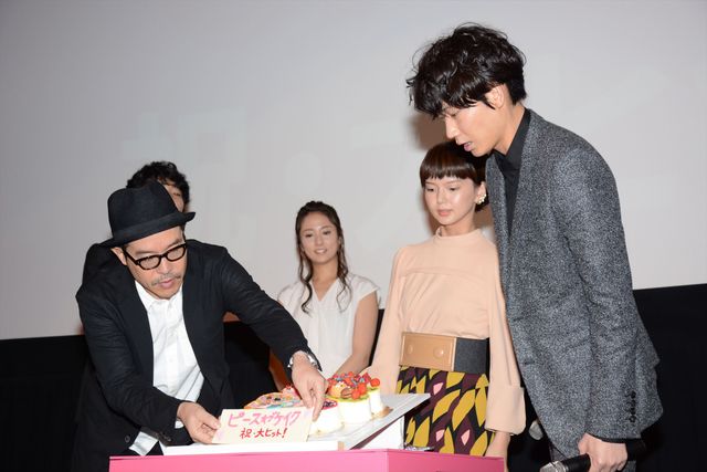 綾野剛はイチゴタルトが好き！映画『ピース オブ ケイク』初日