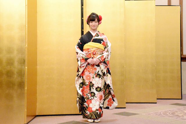 橋本環奈、振袖姿が美しすぎる！「誕生日二十歳の会見」（2枚目）