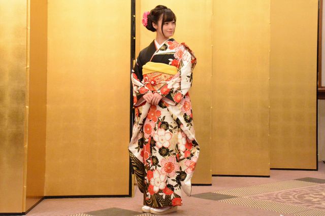 橋本環奈、振袖姿が美しすぎる！「誕生日二十歳の会見」（5枚目）