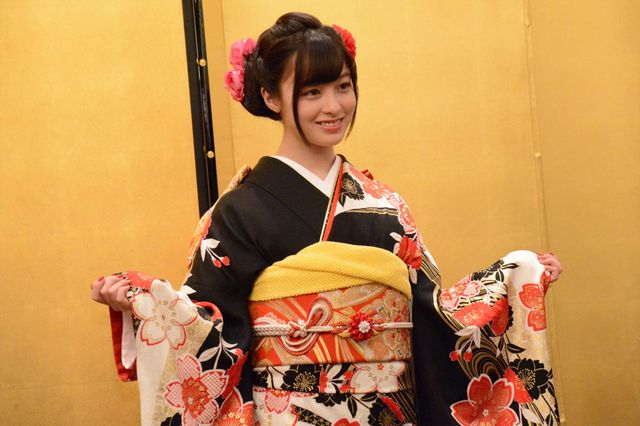 橋本環奈、振袖姿が美しすぎる！「誕生日二十歳の会見」（7枚目）