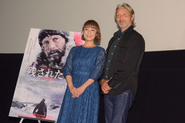 佐藤仁美、マッツ・ミケルセンのチークキスに感激！（3枚目）