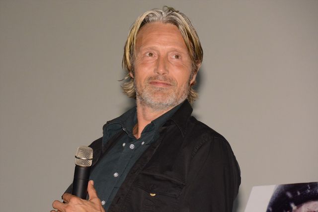 佐藤仁美、マッツ・ミケルセンのチークキスに感激！（5枚目）