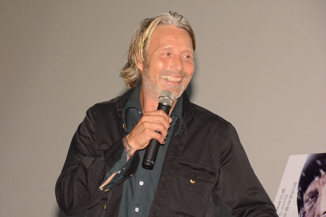 佐藤仁美、マッツ・ミケルセンのチークキスに感激！（6枚目）