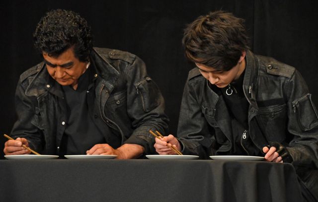 藤岡弘、＆息子・真威人、親子初イベントで射撃対決！（10枚目）