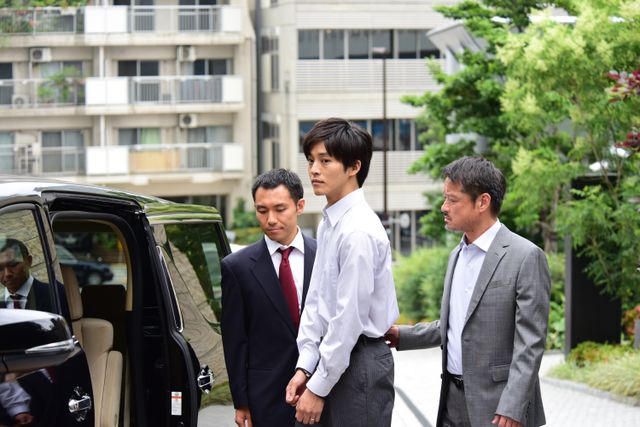 松坂桃李主演×貫井徳郎原作「微笑む人」場面写真（9枚目）