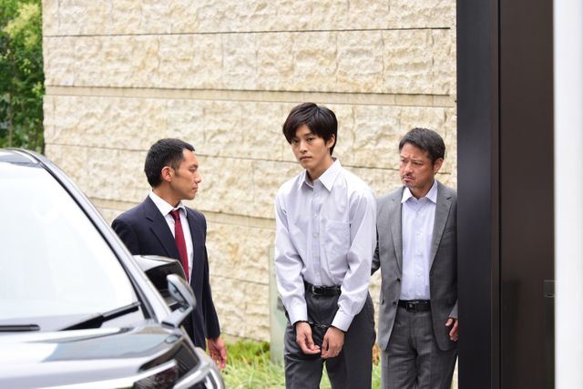 松坂桃李主演×貫井徳郎原作「微笑む人」場面写真（10枚目）