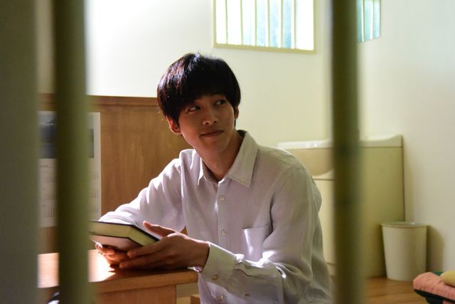 松坂桃李主演×貫井徳郎原作「微笑む人」場面写真（13枚目）