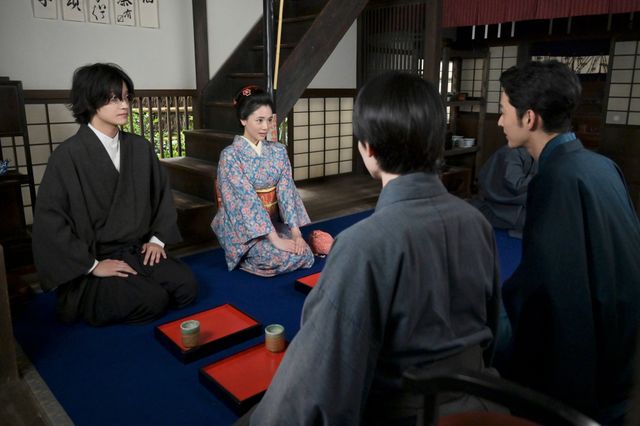 【画像8枚】朝ドラ「風、薫る」シマケン（佐野晶哉）が宗一（上杉柊平）と安（早坂美海）を引き合わせて…第44回場面写真：フォトギャラリー