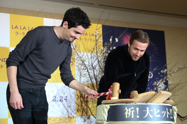 ライアン・ゴズリング、鏡割りに挑戦!『ラ・ラ・ランド』来日記者会見フォトギャラリー!:フォトギャラリー