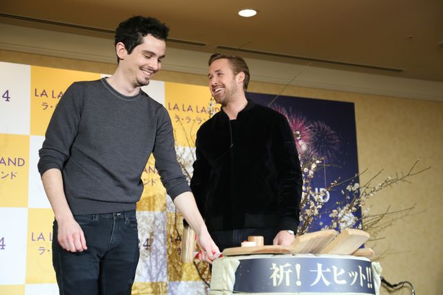 ライアン・ゴズリング、鏡割りに挑戦！『ラ・ラ・ランド』来日記者会見フォトギャラリー！（2枚目）