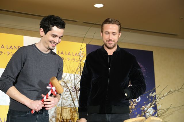 ライアン・ゴズリング、鏡割りに挑戦！『ラ・ラ・ランド』来日記者会見フォトギャラリー！（3枚目）