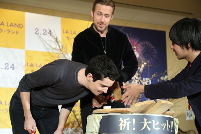 ライアン・ゴズリング、鏡割りに挑戦!『ラ・ラ・ランド』来日記者会見フォトギャラリー!(4枚目)