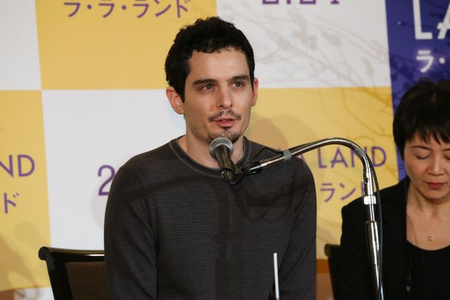 ライアン・ゴズリング、鏡割りに挑戦！『ラ・ラ・ランド』来日記者会見フォトギャラリー！（8枚目）