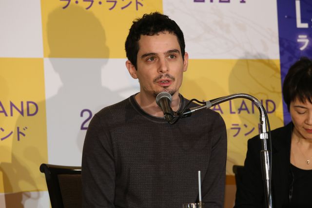 ライアン・ゴズリング、鏡割りに挑戦！『ラ・ラ・ランド』来日記者会見フォトギャラリー！（10枚目）