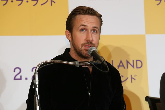 ライアン・ゴズリング、鏡割りに挑戦！『ラ・ラ・ランド』来日記者会見フォトギャラリー！（11枚目）
