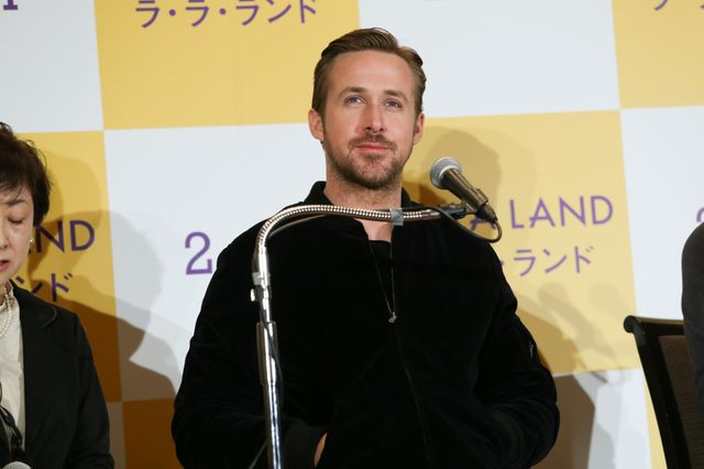 ライアン・ゴズリング、鏡割りに挑戦！『ラ・ラ・ランド』来日記者会見フォトギャラリー！（13枚目）