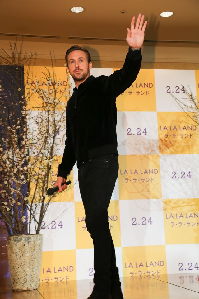 ライアン・ゴズリング、鏡割りに挑戦！『ラ・ラ・ランド』来日記者会見フォトギャラリー！（16枚目）