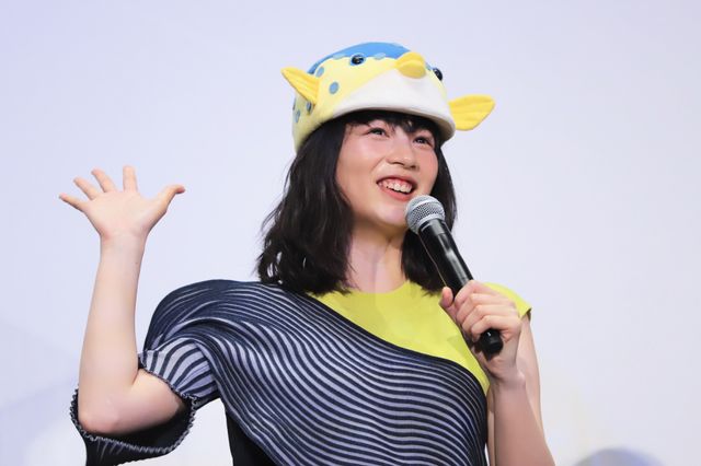 のん、ハコフグ帽を受け継ぐ!?映画『さかなのこ』公開記念舞台あいさつ（3枚目）