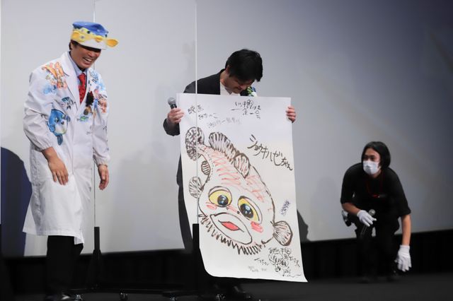 のん、ハコフグ帽を受け継ぐ!?映画『さかなのこ』公開記念舞台あいさつ（17枚目）