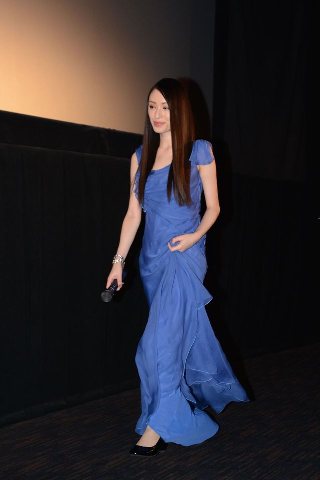 背中が開いた青ドレスで登場した栗山千明！写真ギャラリー：フォトギャラリー