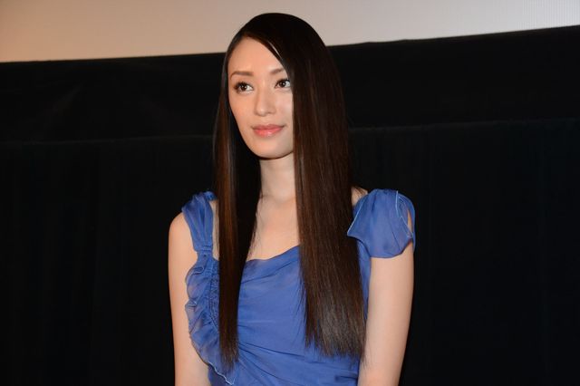 背中が開いた青ドレスで登場した栗山千明！写真ギャラリー（6枚目）