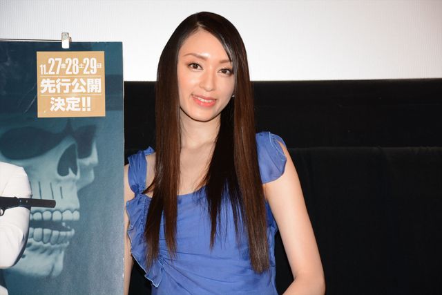 背中が開いた青ドレスで登場した栗山千明！写真ギャラリー（9枚目）