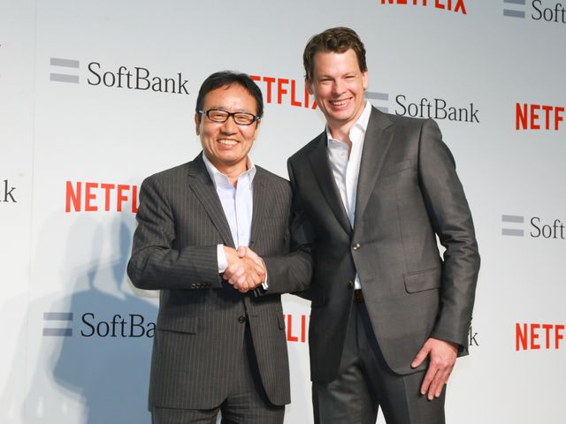 ソフトバンクの代表取締役兼CEOの宮内謙氏と、Netflix日本法人代表取締役社長のグレッグ・ピーターズ氏