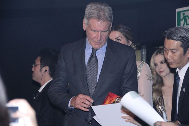 日本のファンに向かって笑顔で手を振るハリソン・フォード：フォトギャラリー