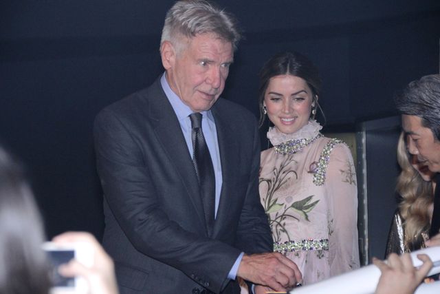 日本のファンに向かって笑顔で手を振るハリソン・フォード（2枚目）