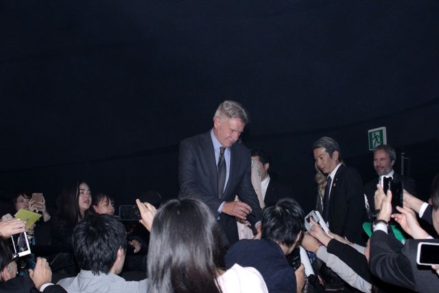 日本のファンに向かって笑顔で手を振るハリソン・フォード（3枚目）