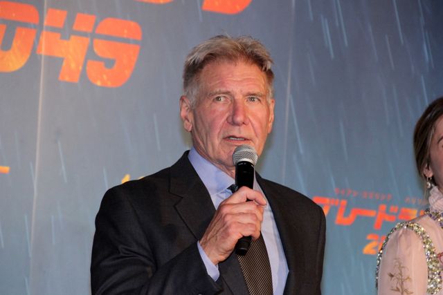 日本のファンに向かって笑顔で手を振るハリソン・フォード（5枚目）