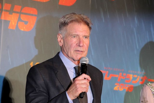 日本のファンに向かって笑顔で手を振るハリソン・フォード（6枚目）