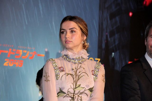 日本のファンに向かって笑顔で手を振るハリソン・フォード（7枚目）