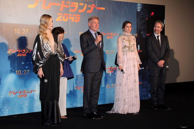 日本のファンに向かって笑顔で手を振るハリソン・フォード（9枚目）