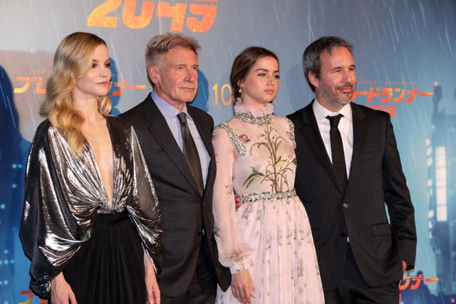 日本のファンに向かって笑顔で手を振るハリソン・フォード（10枚目）