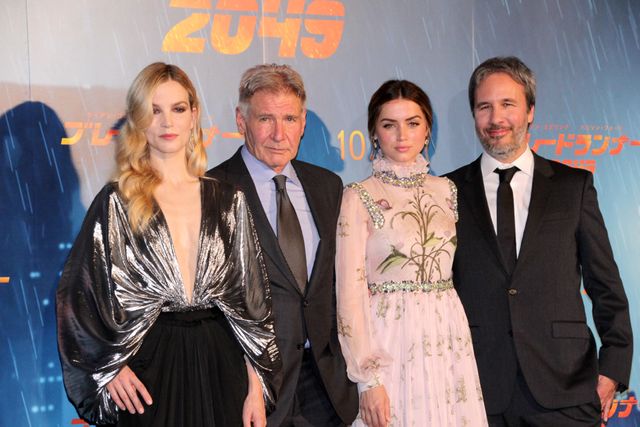 日本のファンに向かって笑顔で手を振るハリソン・フォード（11枚目）