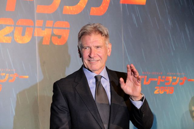 日本のファンに向かって笑顔で手を振るハリソン・フォード（14枚目）