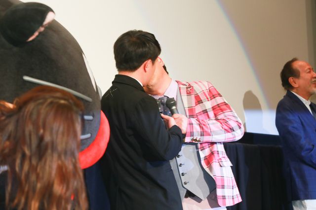 ダチョウ倶楽部・上島竜兵、お約束のチュー！『天才バカヴォン　～蘇るフランダースの犬～』初日舞台あいさつ【フォトギャラリー】（3枚目）