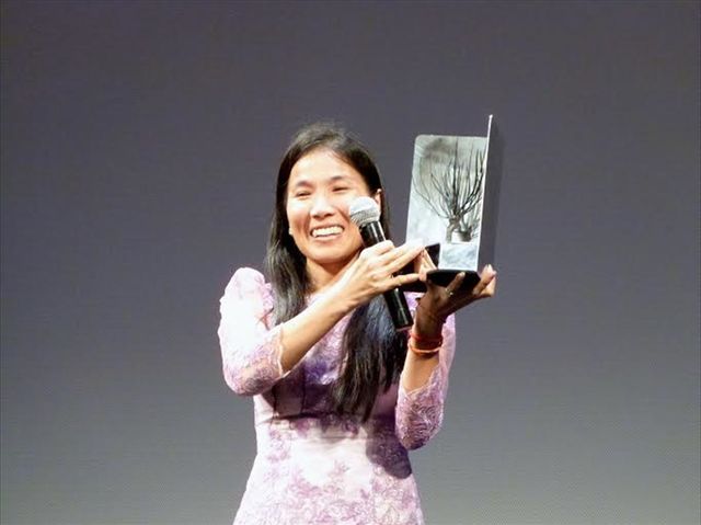 『遺されたフィルム』でブラック・ドラゴン賞を受賞したカンボジアのソト・クォーリーカー監督