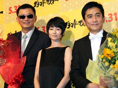 （左から）ウォン・カーウァイ監督、真木よう子、トニー・レオン