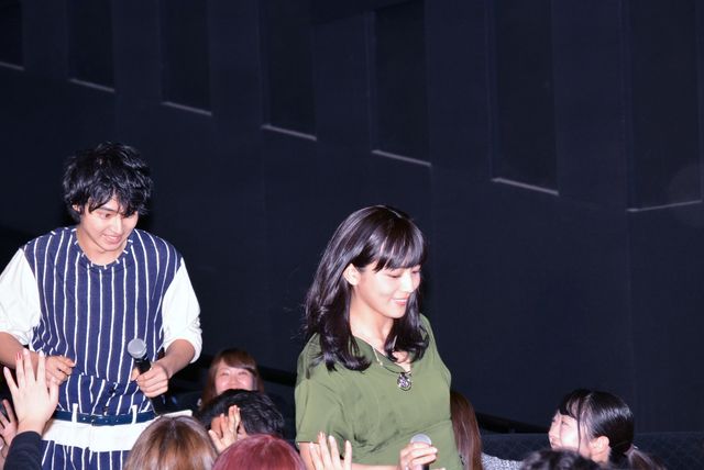 ファンとハイターッチ！していく山崎賢人＆川口春奈「『一週間フレンズ。』いちフレ前夜祭」フォトギャラリー：フォトギャラリー