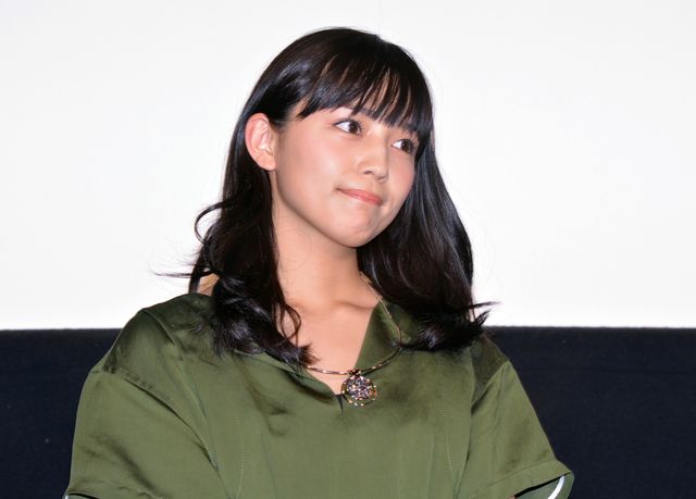 ファンとハイターッチ！していく山崎賢人＆川口春奈「『一週間フレンズ。』いちフレ前夜祭」フォトギャラリー（3枚目）