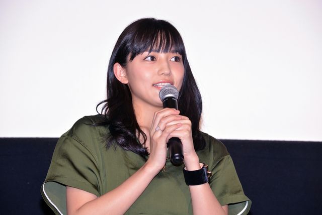 ファンとハイターッチ！していく山崎賢人＆川口春奈「『一週間フレンズ。』いちフレ前夜祭」フォトギャラリー（4枚目）