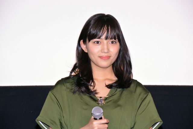 ファンとハイターッチ！していく山崎賢人＆川口春奈「『一週間フレンズ。』いちフレ前夜祭」フォトギャラリー（5枚目）