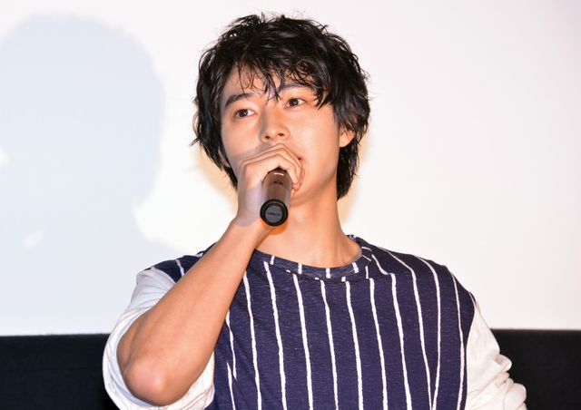 ファンとハイターッチ！していく山崎賢人＆川口春奈「『一週間フレンズ。』いちフレ前夜祭」フォトギャラリー（6枚目）