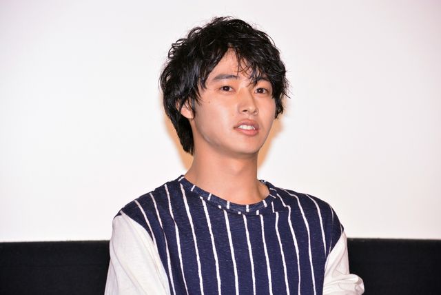 ファンとハイターッチ！していく山崎賢人＆川口春奈「『一週間フレンズ。』いちフレ前夜祭」フォトギャラリー（7枚目）