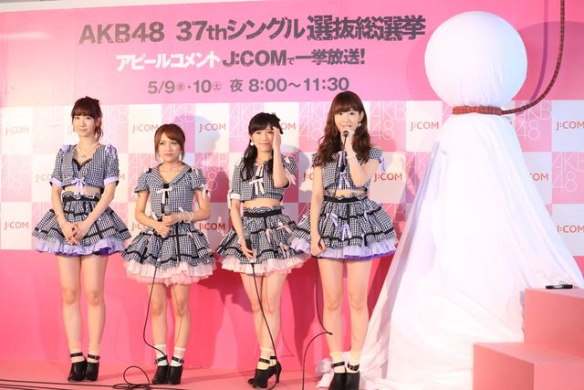 まゆゆ、てるてる坊主の顔を書き込み中……フォトギャラリー（10枚目）