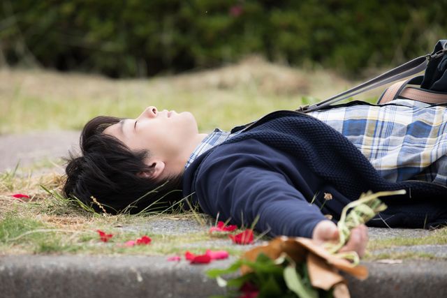 中村倫也、ベッドでほほ笑み…映画『水曜日が消えた』場面カット＆メイキングカット（3枚目）