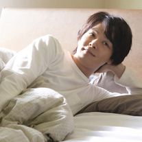 中村倫也、ベッドでほほ笑み…映画『水曜日が消えた』場面カット＆メイキングカット